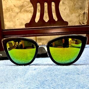 Quay Australia MY GIRL - Black W/ Gold Mirror